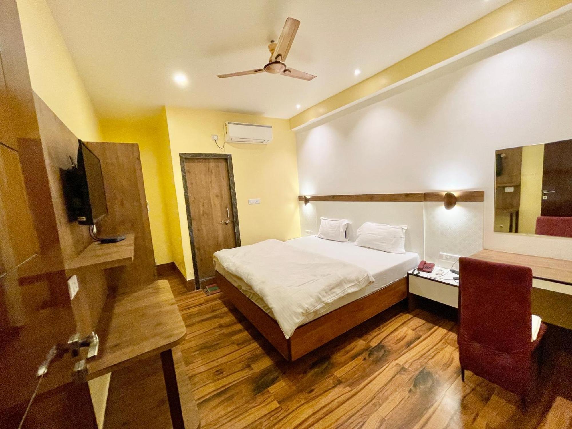 Hotel Shivam ! Varanasi होटल शिवम హోటల్ శివం ஹோட்டல் சிவம் Foreigner'S Choice ! Fully Air-Conditioned Hotel With Lift & Parking Availability, Near Kashi Vishwanath Temple, And Ganga Ghat, Best Hotel In Varanasi 2 Экстерьер фото