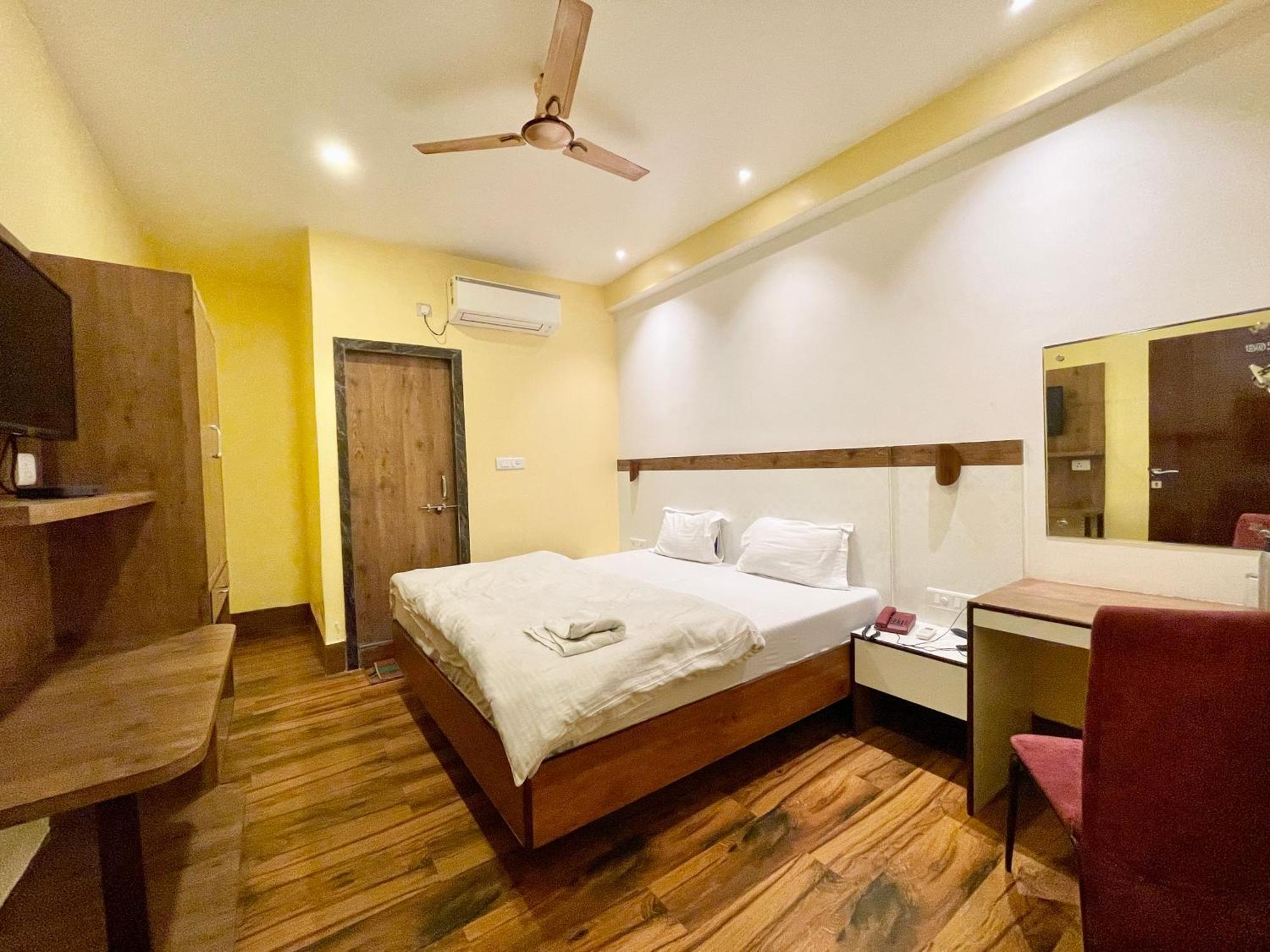 Hotel Shivam ! Varanasi होटल शिवम హోటల్ శివం ஹோட்டல் சிவம் Foreigner'S Choice ! Fully Air-Conditioned Hotel With Lift & Parking Availability, Near Kashi Vishwanath Temple, And Ganga Ghat, Best Hotel In Varanasi 2 Экстерьер фото