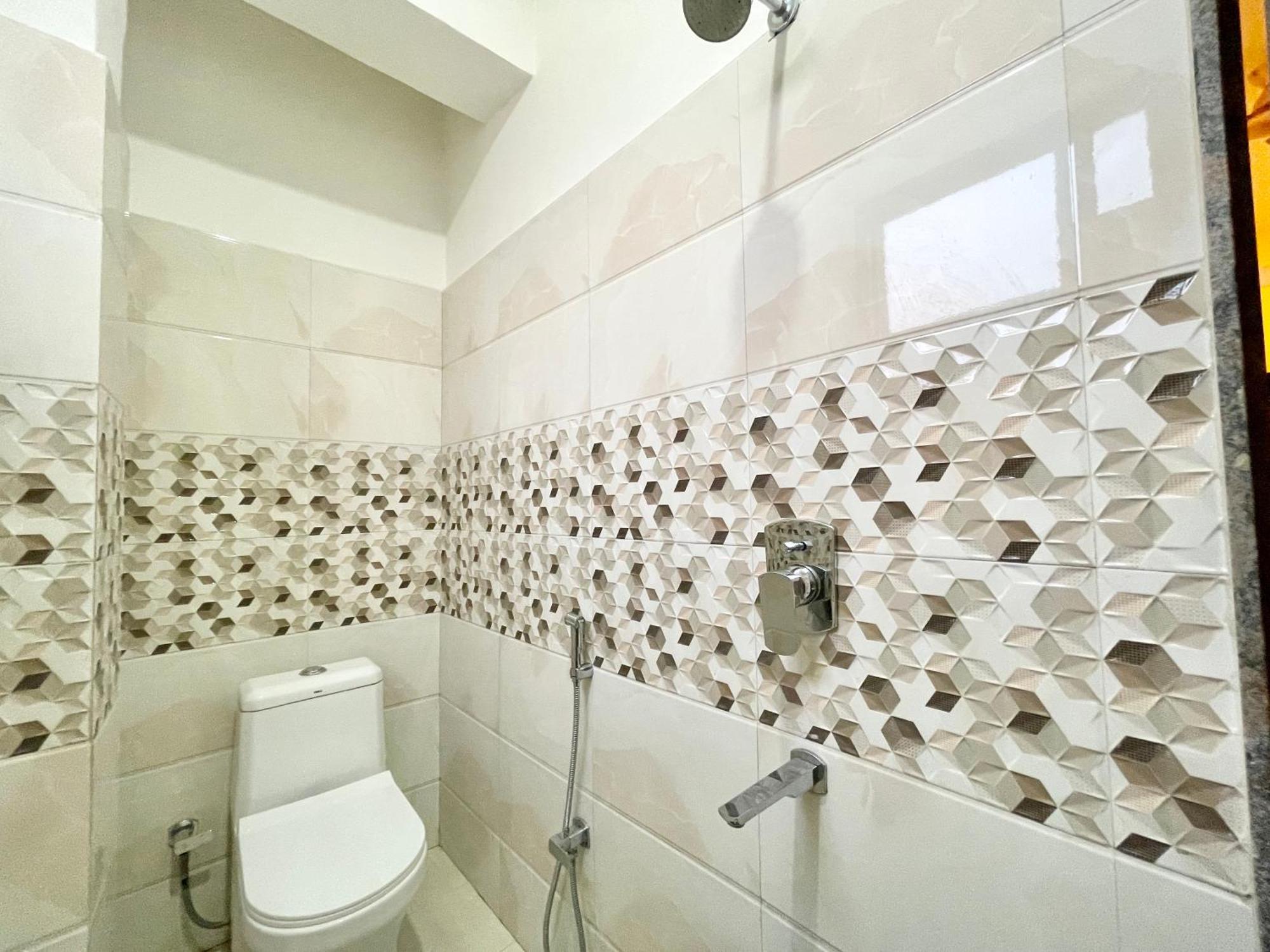 Hotel Shivam ! Varanasi होटल शिवम హోటల్ శివం ஹோட்டல் சிவம் Foreigner'S Choice ! Fully Air-Conditioned Hotel With Lift & Parking Availability, Near Kashi Vishwanath Temple, And Ganga Ghat, Best Hotel In Varanasi 2 Экстерьер фото
