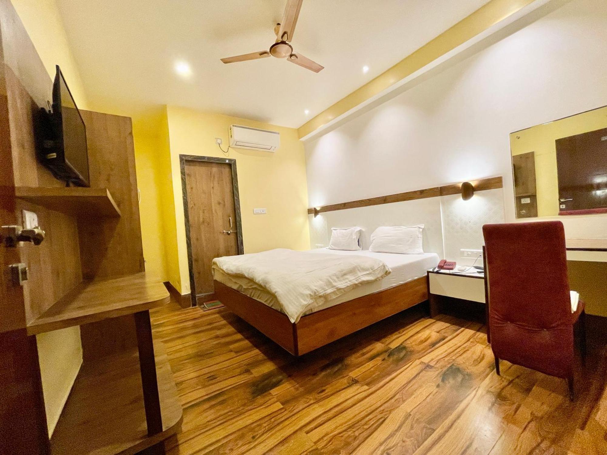 Hotel Shivam ! Varanasi होटल शिवम హోటల్ శివం ஹோட்டல் சிவம் Foreigner'S Choice ! Fully Air-Conditioned Hotel With Lift & Parking Availability, Near Kashi Vishwanath Temple, And Ganga Ghat, Best Hotel In Varanasi 2 Экстерьер фото
