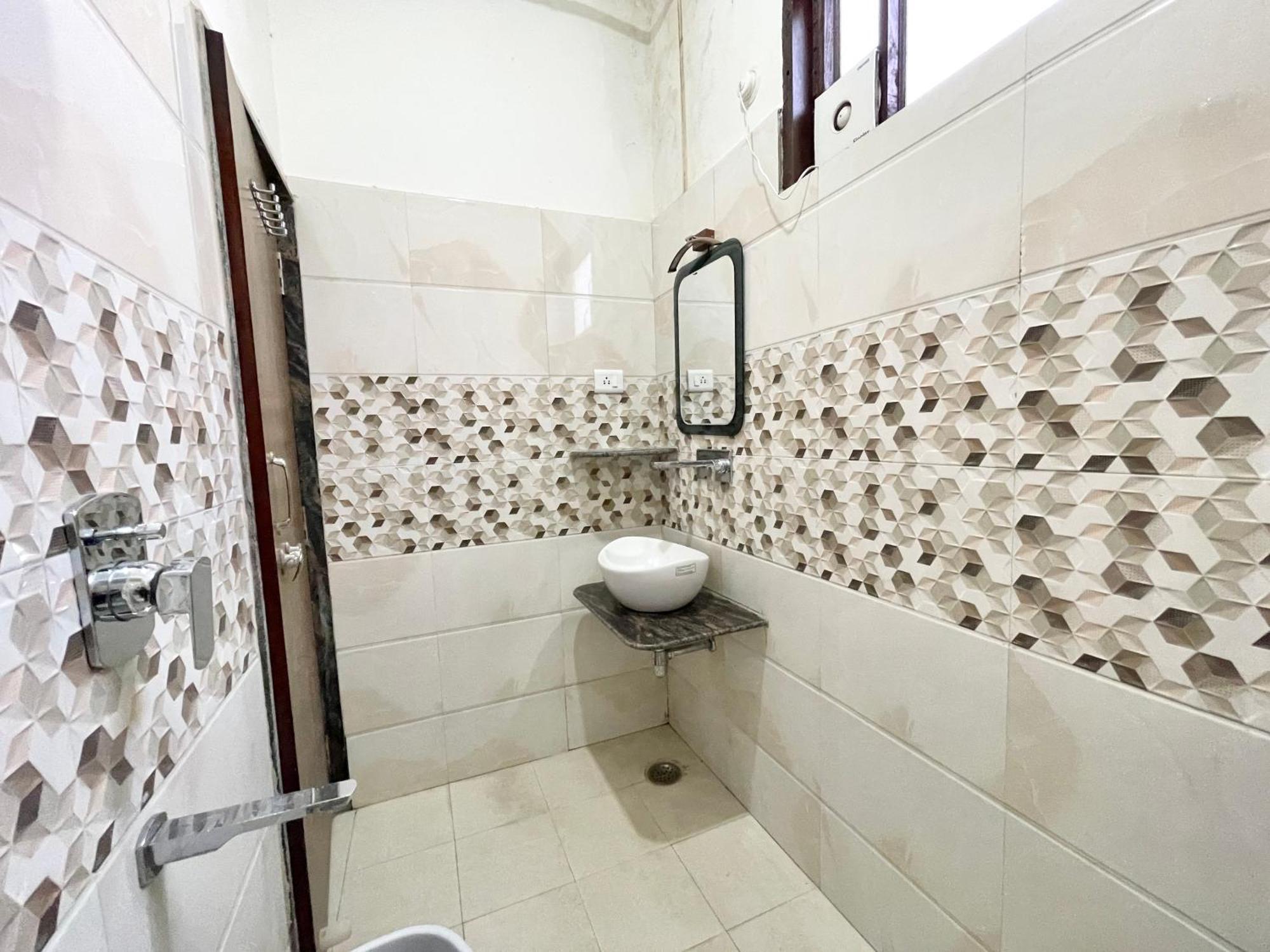 Hotel Shivam ! Varanasi होटल शिवम హోటల్ శివం ஹோட்டல் சிவம் Foreigner'S Choice ! Fully Air-Conditioned Hotel With Lift & Parking Availability, Near Kashi Vishwanath Temple, And Ganga Ghat, Best Hotel In Varanasi 2 Экстерьер фото